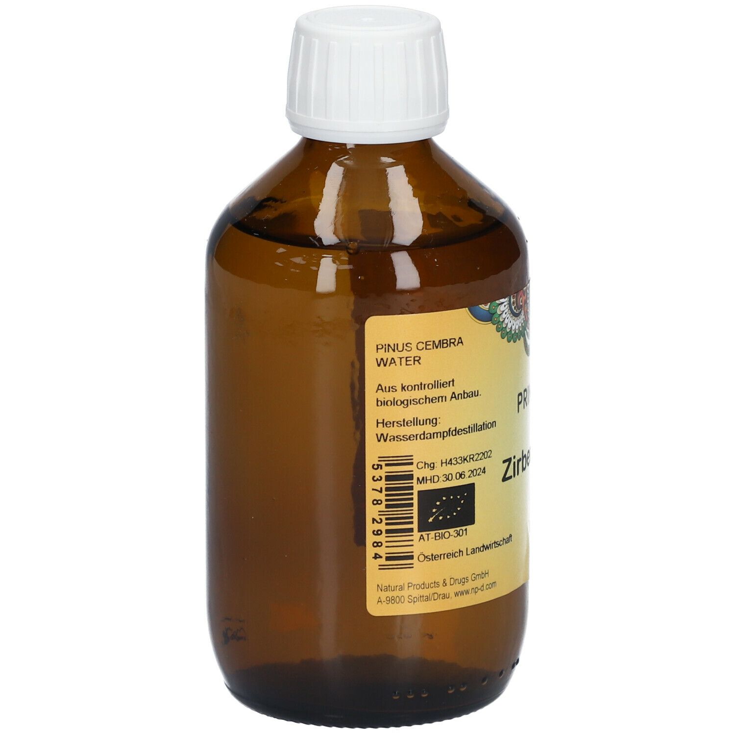 Braune Glasflasche mit weißem Deckel. Etikett mit Text: PINUS CEMBRA WATER, biologischer Anbau, MHD, Logo.