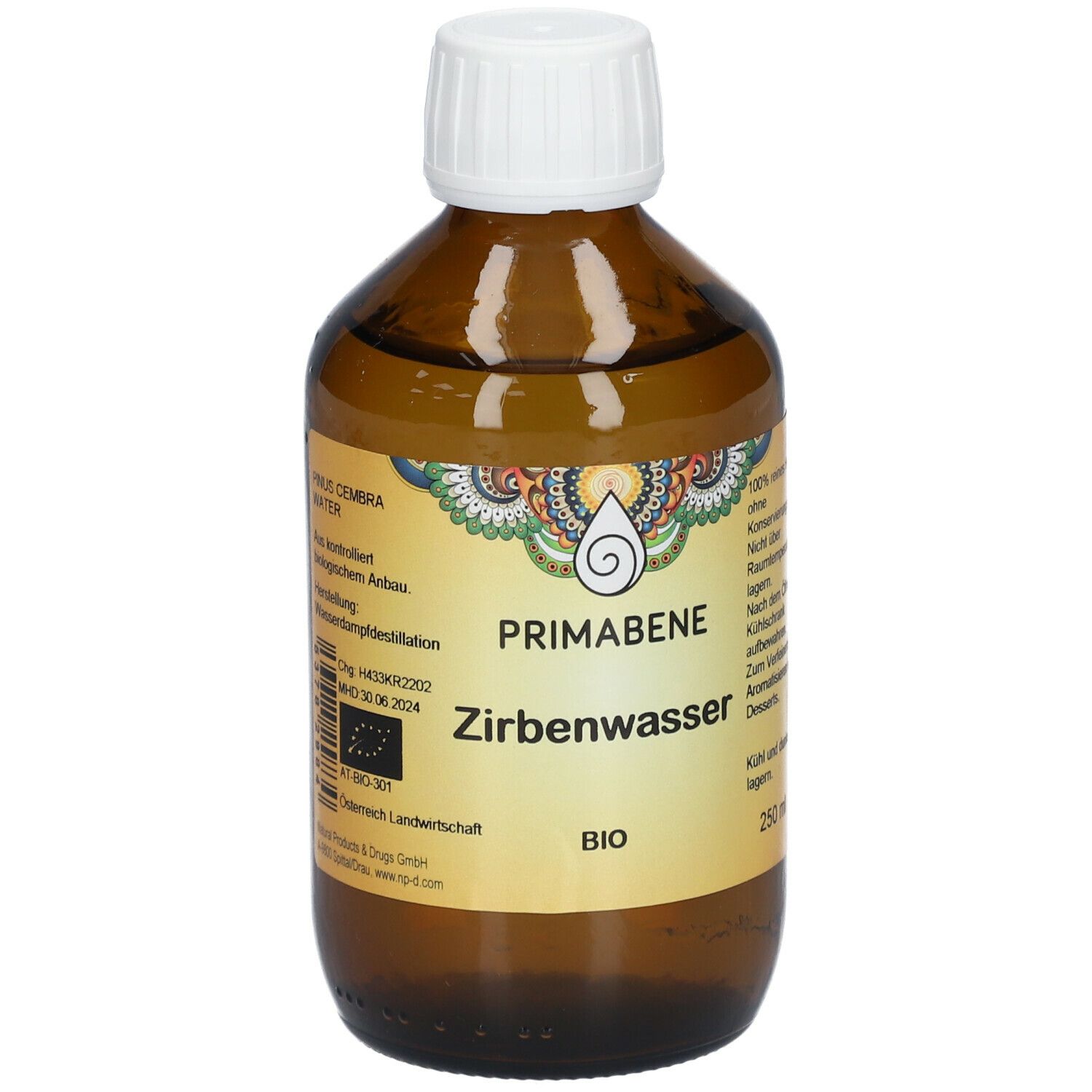Braune Glasflasche mit weißem Deckel. Aufschrift: PRIMABENE Zirbenwasser BIO. Etikett mit Informationen und Logo.