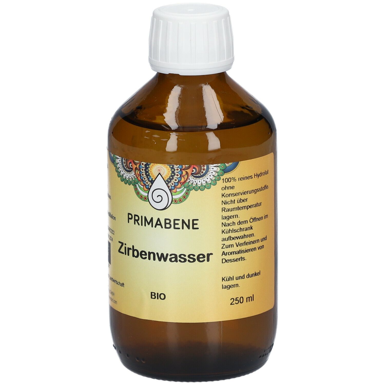 Braune Glasflasche mit weißem Deckel. Aufschrift: PRIMABENE Zirbenwasser BIO. Etikett mit Informationen und Logo.
