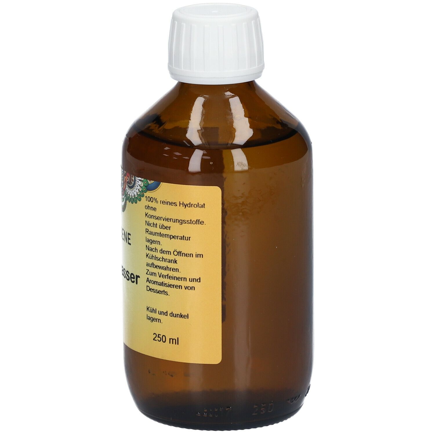 Braune Glasflasche mit weißem Deckel. Aufschrift: PRIMABENE Zirbenwasser BIO. Etikett mit Informationen und Logo.