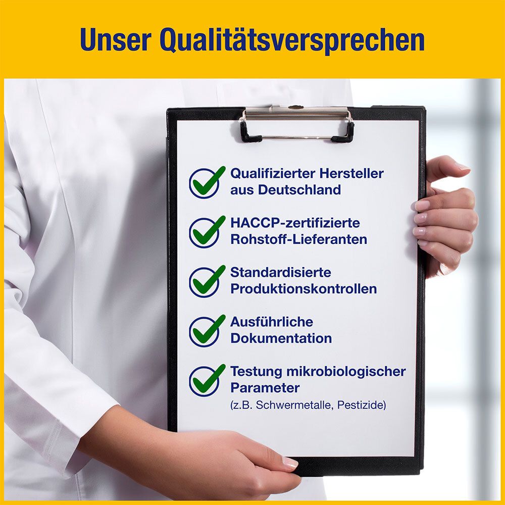 Person hält Klemmbrett mit Text. Qualifizierter Hersteller, HACCP, standardisierte Kontrollen, Dokumentation, Tests.