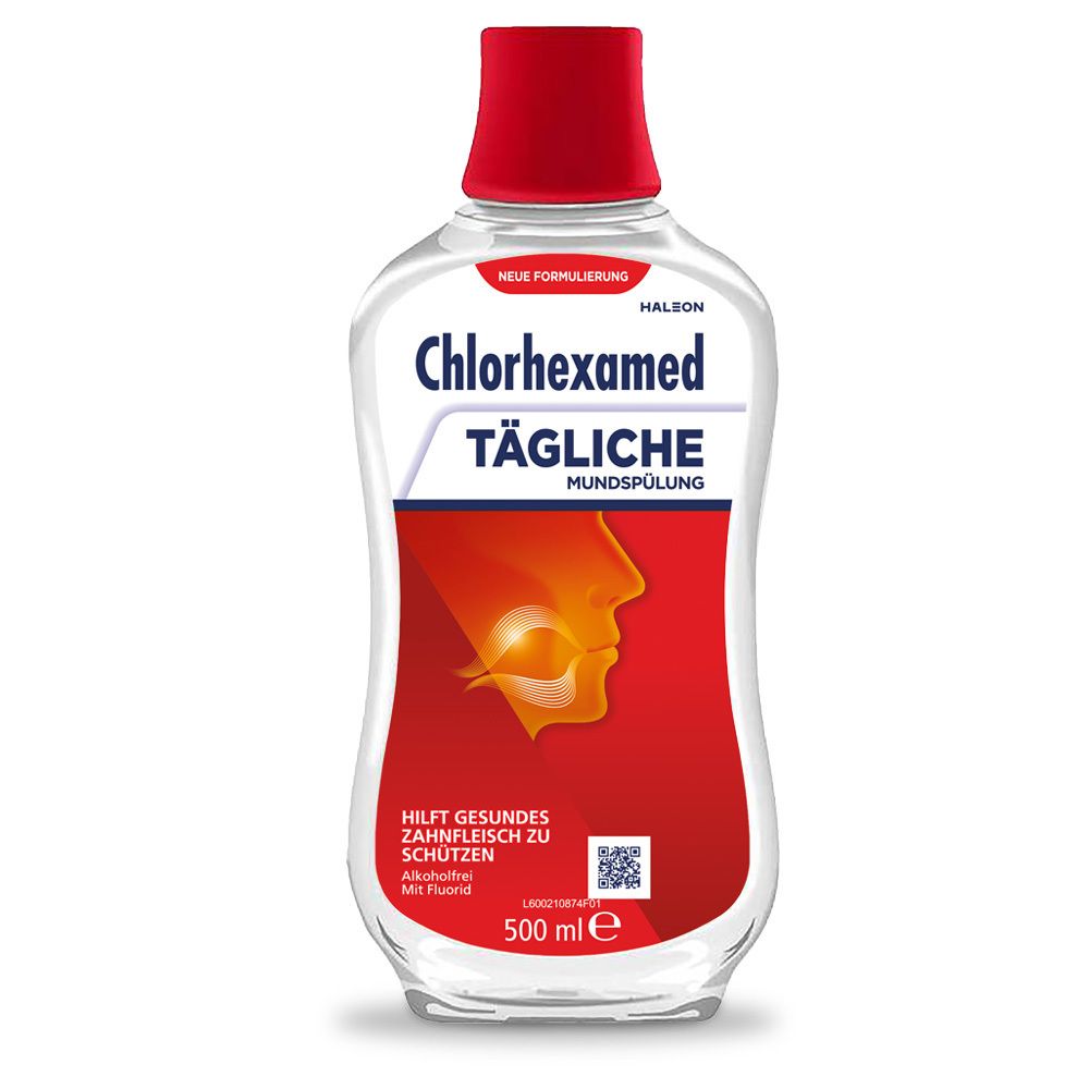 Mundspülung-Flasche mit rotem Verschluss. Aufschrift Chlorhexamed Tägliche Mundspülung. Roter Hintergrund mit Mund-Illustration.