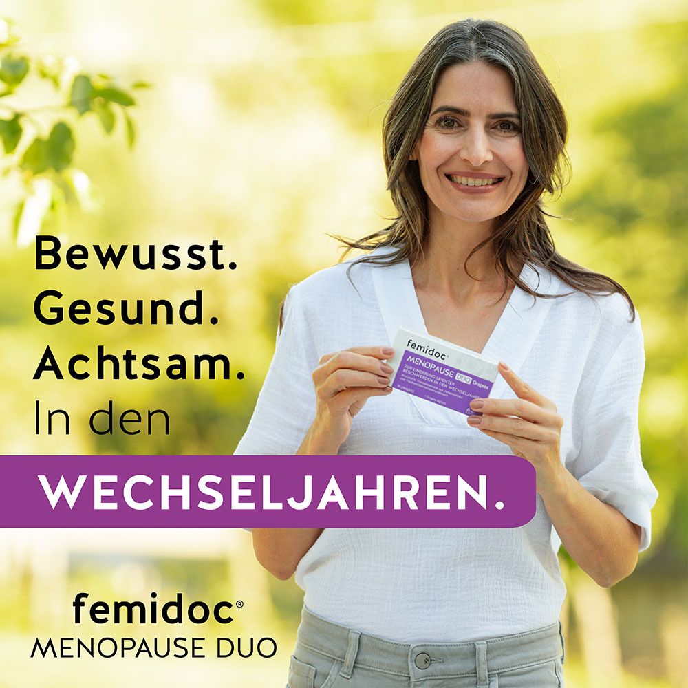 Frau hält Packung femidoc® MENOPAUSE DUO. Text: Bewusst. Gesund. Achtsam. In den Wechseljahren.
