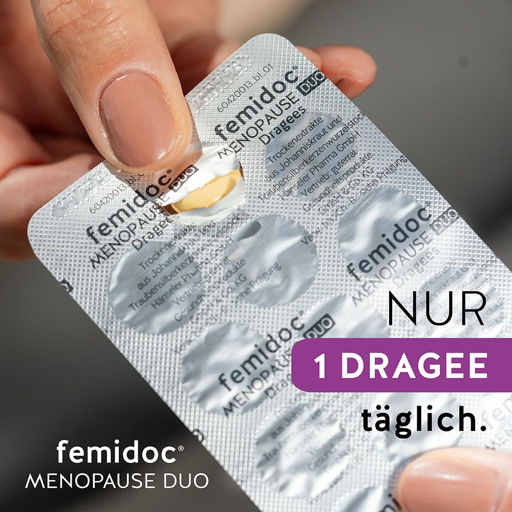 Hand hält Blisterpackung femidoc® MENOPAUSE DUO. Text: Nur 1 Dragee täglich.
