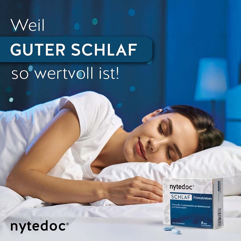 Frau im Bett mit nytedoc® Schlaf Filmtabletten-Packung. Text: Weil guter Schlaf so wertvoll ist!