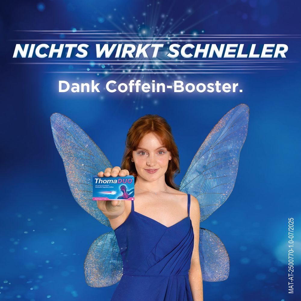 Werbung: Nichts wirkt schneller dank Coffein-Booster. Frau mit Feenflügeln hält ThomaDUO®-Packung.