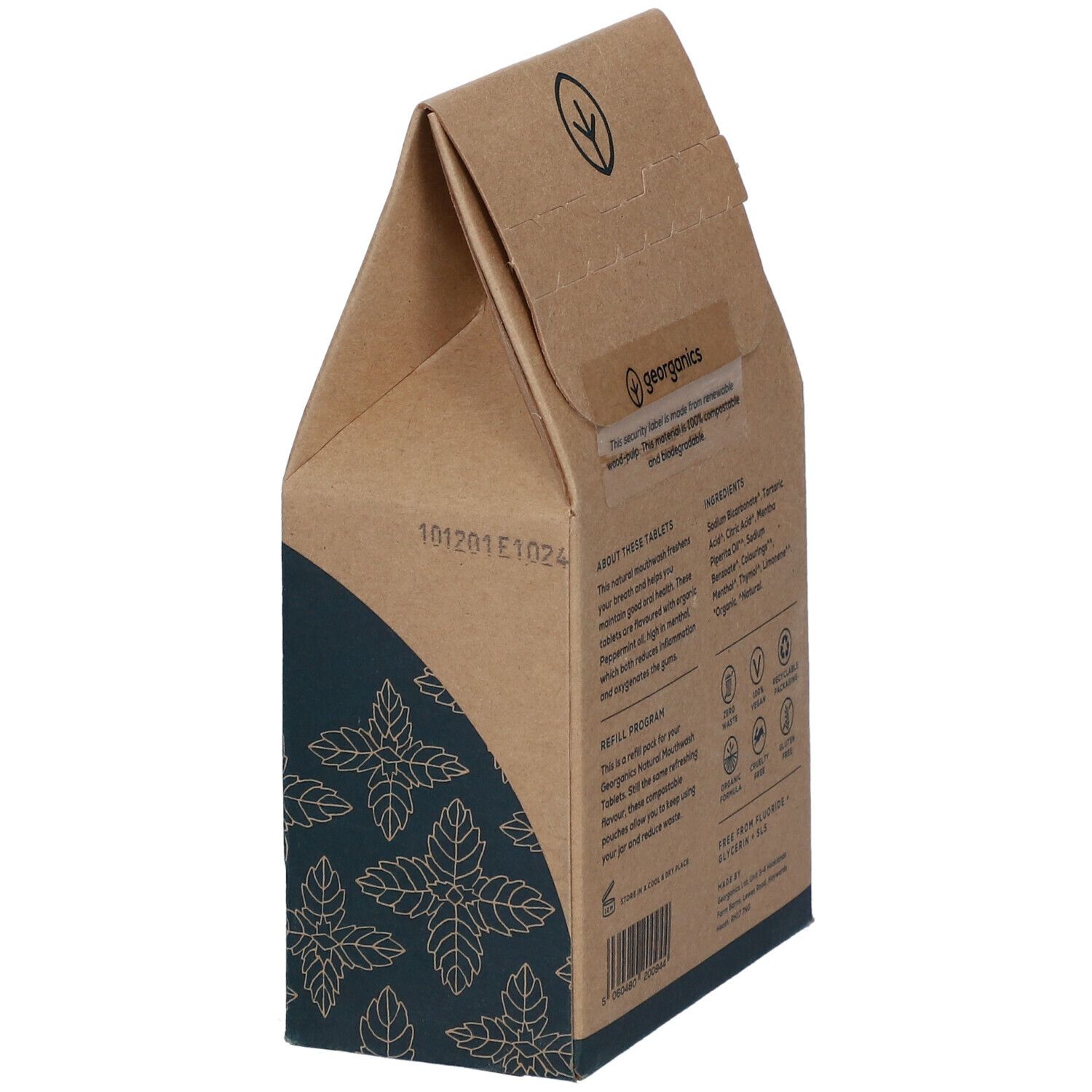 Seitenansicht der Kartonverpackung mit Mundwasser-Tabletten. Aufdruck: georganics. Enthält Informationen über das Produkt und die Inhaltsstoffe. Made in Britain.