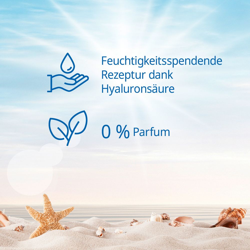 Text auf Sand: Feuchtigkeitsspendende Rezeptur dank Hyaluronsäure und 0 % Parfum. Abbildung: Hand mit Tropfen, Blätter.