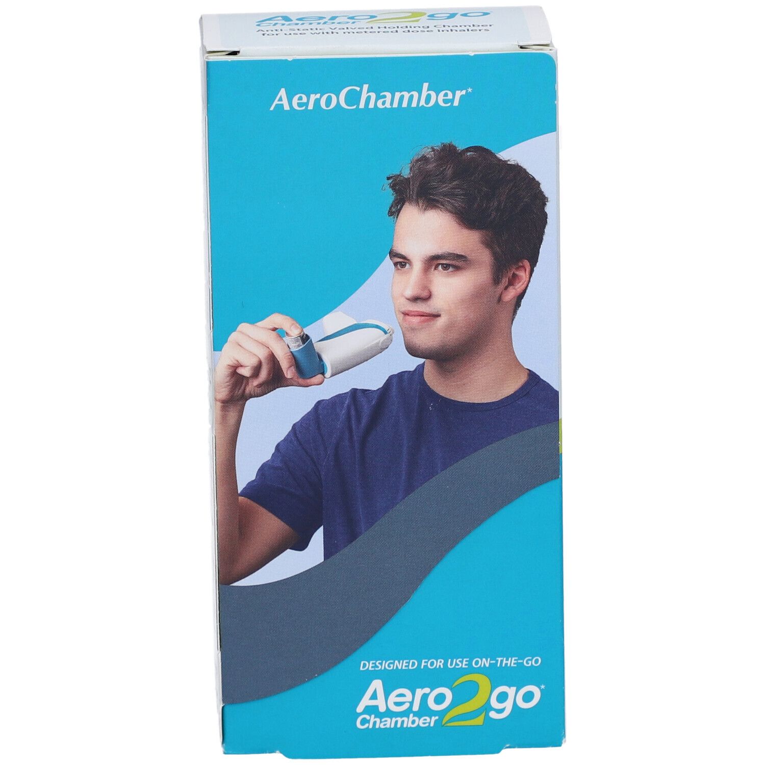 Verpackung mit Produktabbildung. Aufdruck: AeroChamber, Aero2go Chamber. Junge Person mit Inhalationshilfe.