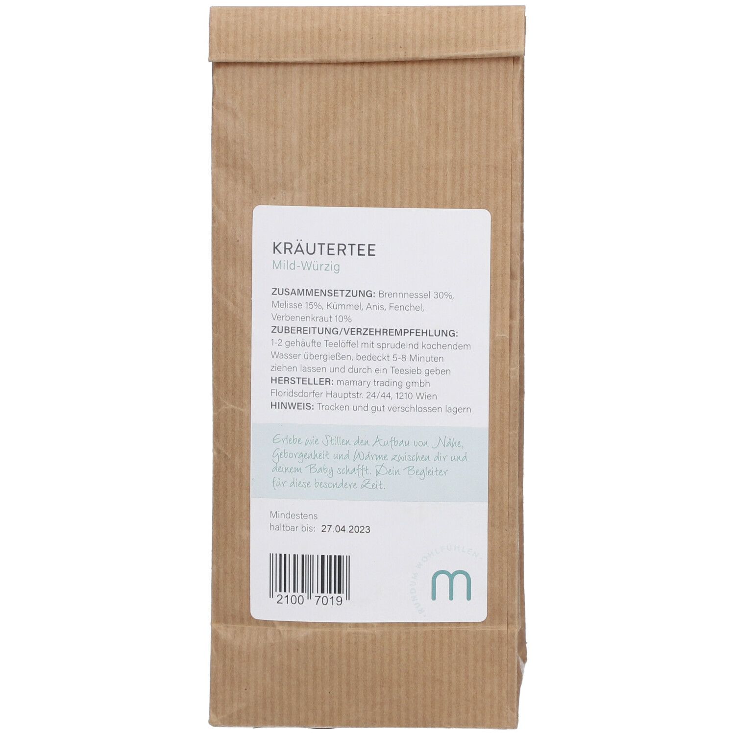 Rückseite der Papiertüte. Weißes Etikett mit Text: Kräutertee. Zusammensetzung, Zubereitung, Hersteller. Mindesthaltbarkeit 27.04.2023.