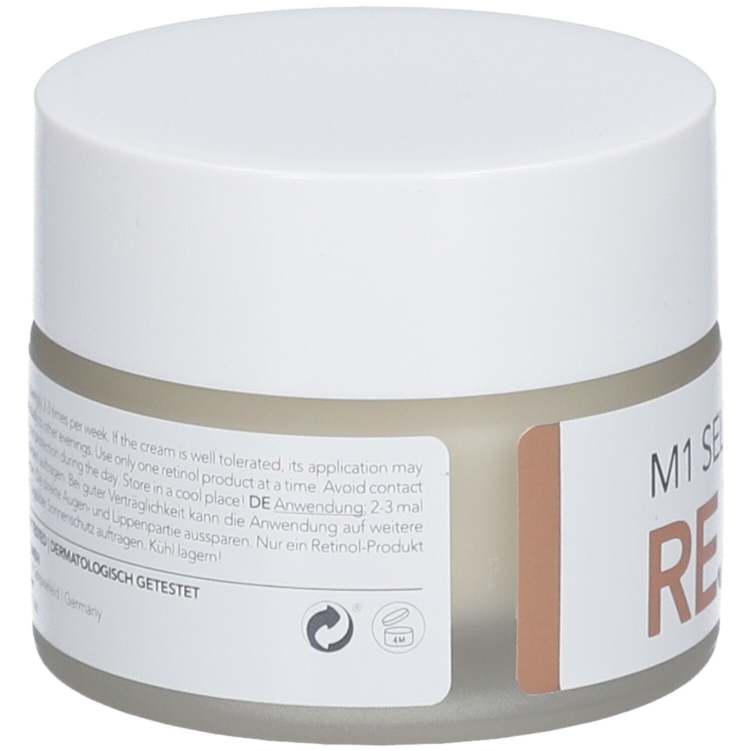 Creme-Tiegel mit weißem Deckel. Auf dem Etikett: M1 Select Rejuve, Nachtcreme, 0,3% Retinol, Hautverjüngung. Rückseite mit Text.