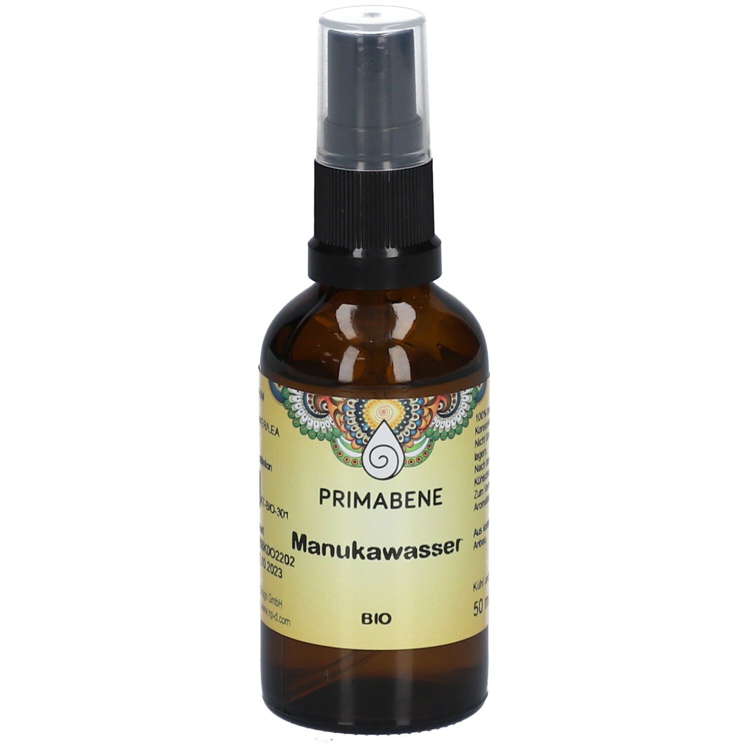 Braune Glasflasche mit Sprühkopf. Aufschrift: PRIMABENE Manukawasser BIO. Etikett mit Logo und Text.