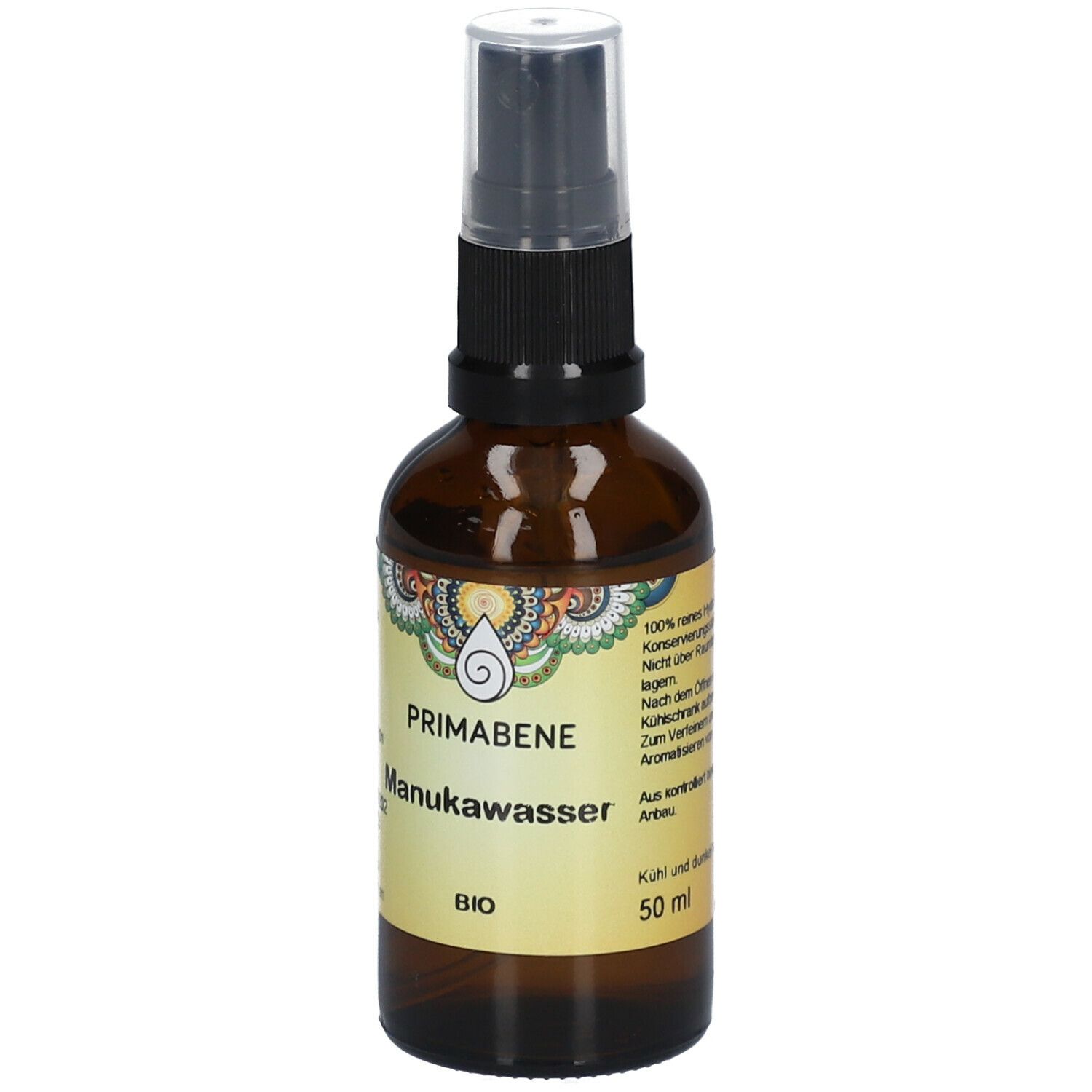 Braune Glasflasche mit Sprühkopf. Aufschrift: PRIMABENE Manukawasser BIO. Etikett mit Text und 50 ml.