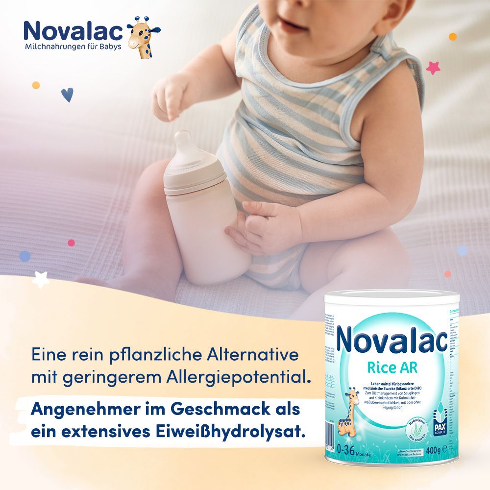 Baby mit Flasche neben Dose Novalac Rice AR. Aufschrift: Rice AR, 0-36 Monate.