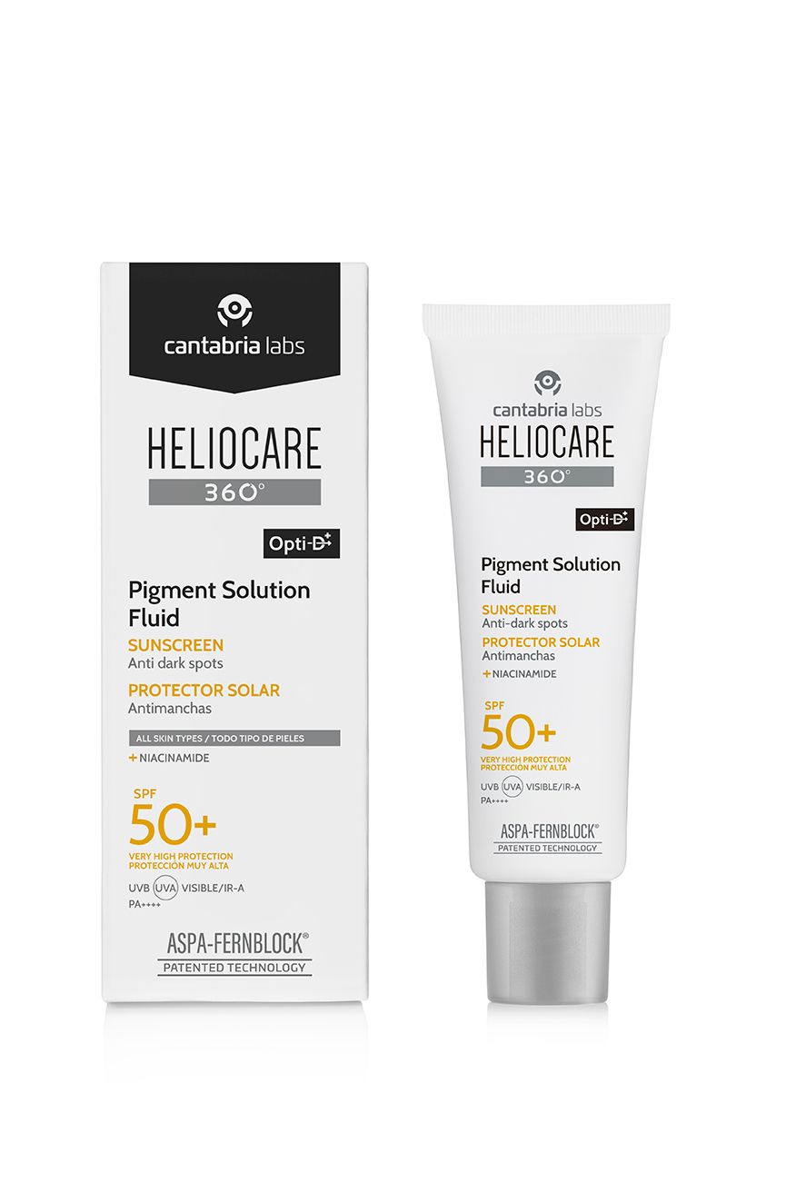 Hand hält HELIOCARE 360° Pigment Solution Fluid Sonnenschutz.