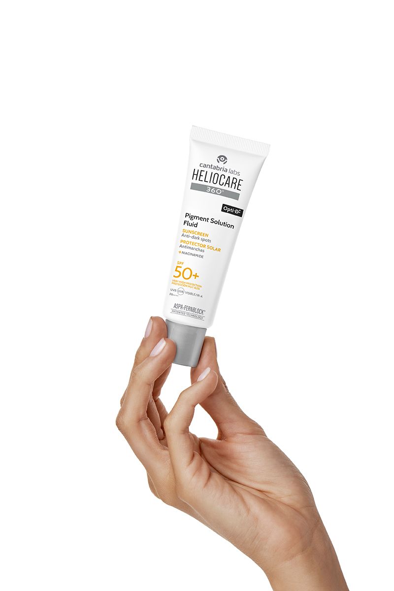 HELIOCARE 360° Pigment Solution Fluid wird auf die Hand aufgetragen.