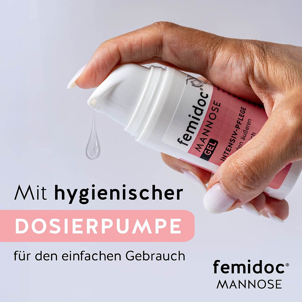 Hand mit femidoc® Mannose Gel Pumpspender, ein Tropfen fällt.