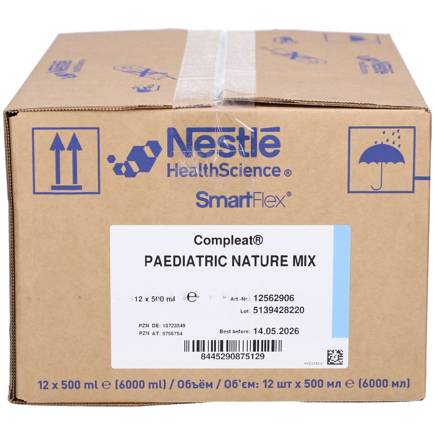 Karton mit COMPLEAT PAEDIA NAT.MIX. Aufschrift: Nestle HealthScience, SmartFlex. 12 x 500 ml. Haltbarkeit bis 14.05.2026. Barcode.