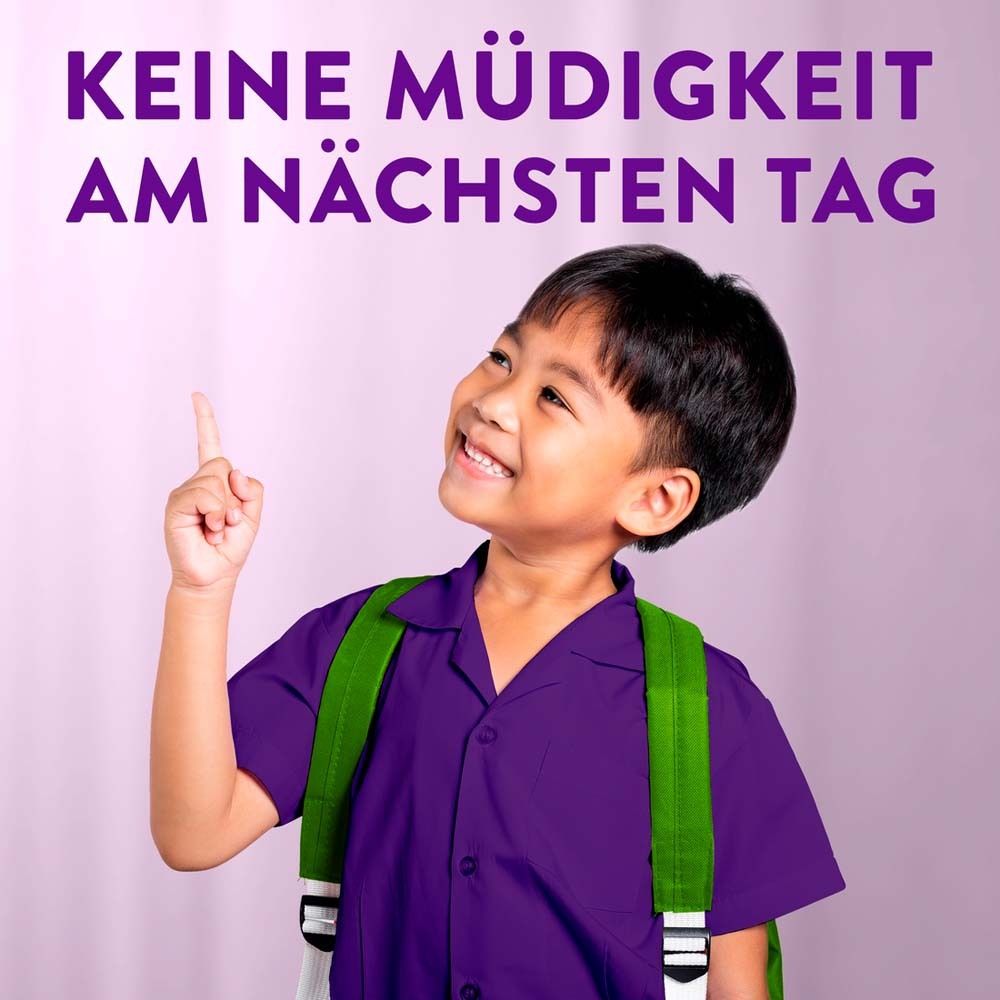 Text: KEINE MÜDIGKEIT AM NÄCHSTEN TAG. Ein Junge mit Rucksack zeigt nach oben.