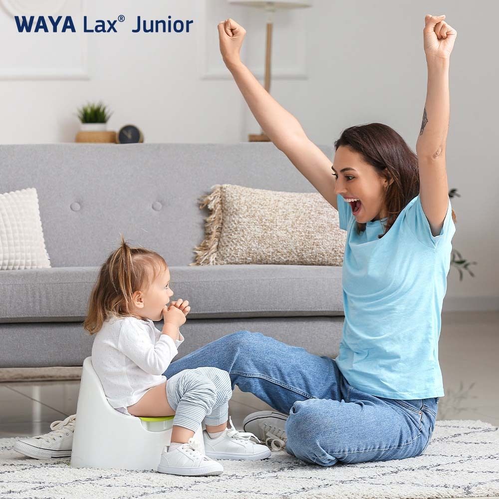 Mutter und Kind auf dem Boden. Kind auf Töpfchen. Keine WAYA Lax® Junior Produkte sichtbar.