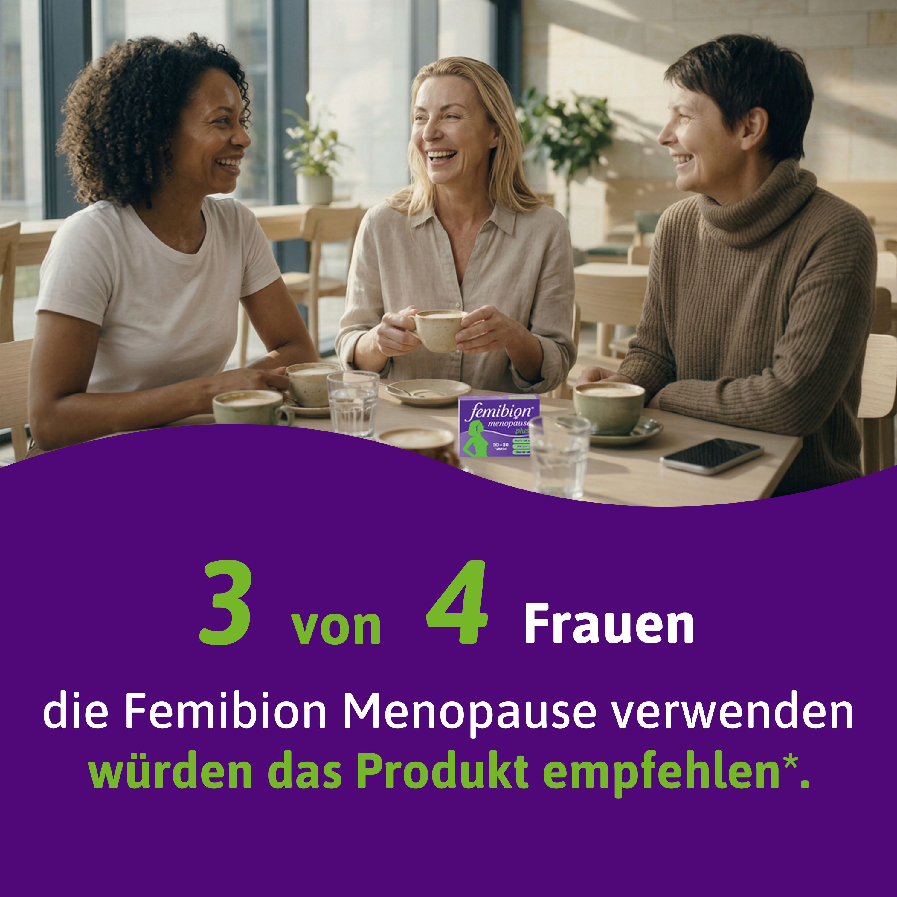 Drei Frauen mittleren Alters trinken Kaffee und lachen. Eine Packung Femibion Menopause steht auf dem Tisch.