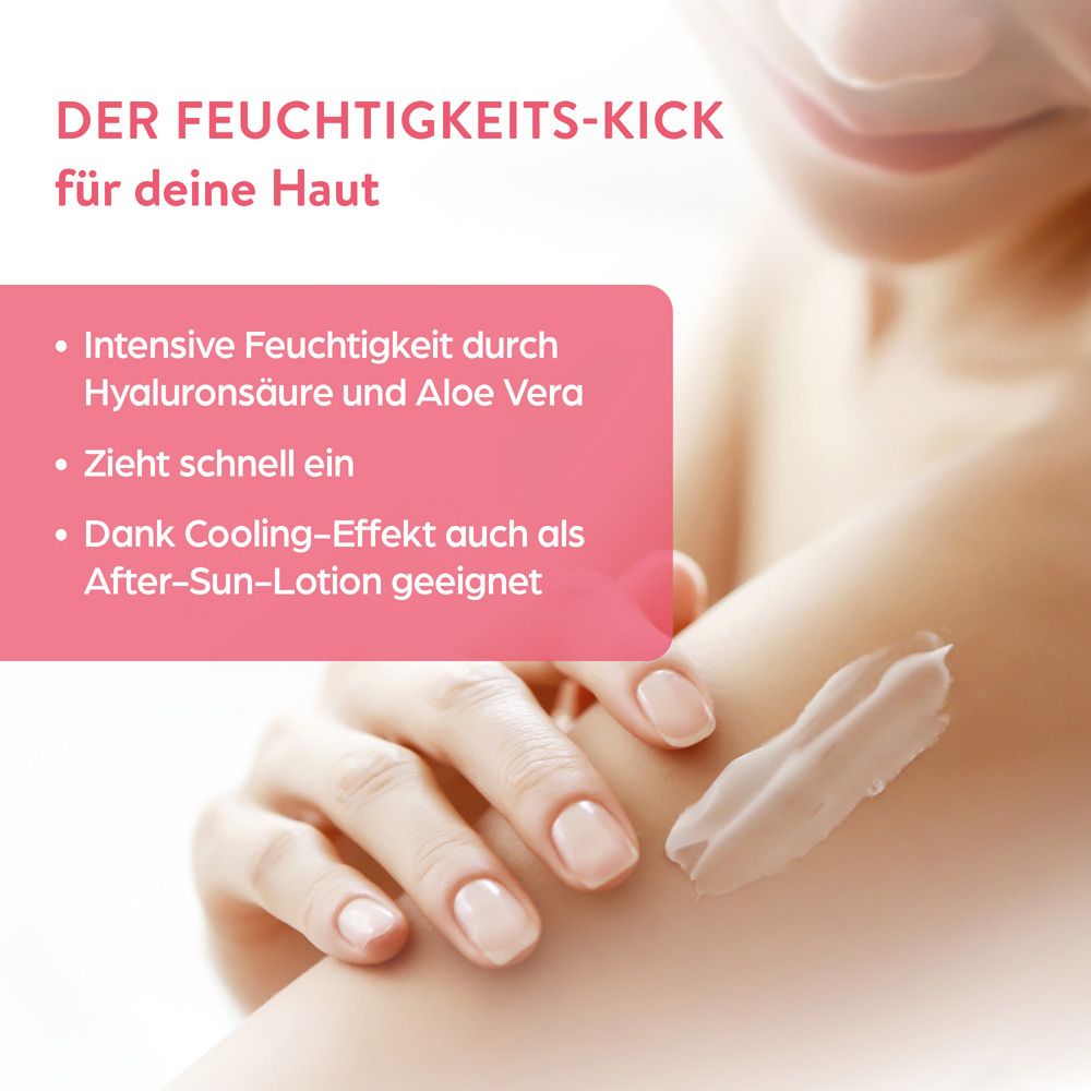 Nahaufnahme einer Hand, die Lotion auf den Arm aufträgt. Text: Der Feuchtigkeits-Kick für deine Haut.