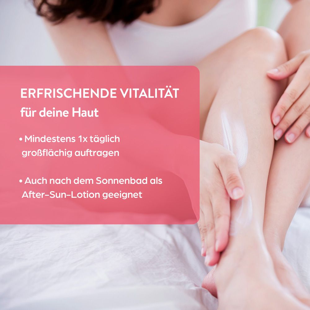 Nahaufnahme einer Hand, die Lotion auf das Bein aufträgt. Text: Erfrischende Vitalität für deine Haut.