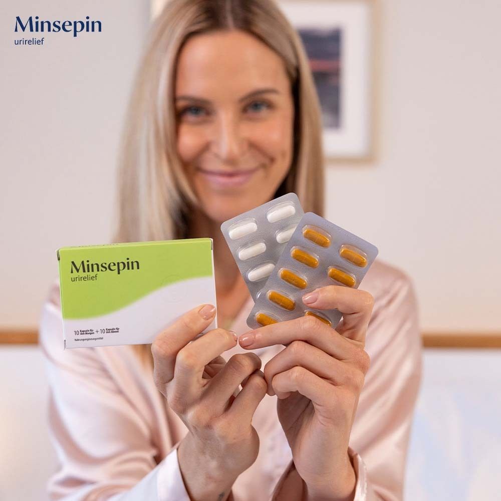 Frau hält Packung und Blister Minsepin urirelief. Marke: Minsepin urirelief.