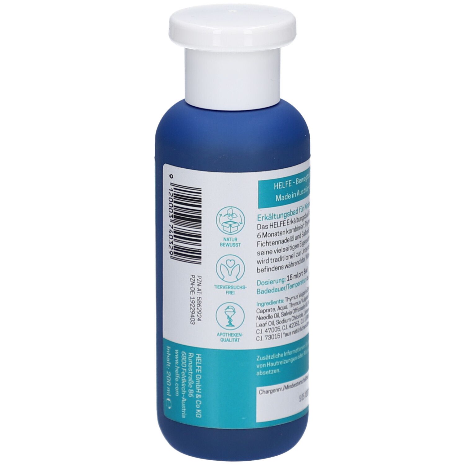Blaue Flasche mit weißem Deckel. Text: HELFE, Erkältungsbad. Barcode, Logos für Natur, Tierversuchsfrei, Qualität.