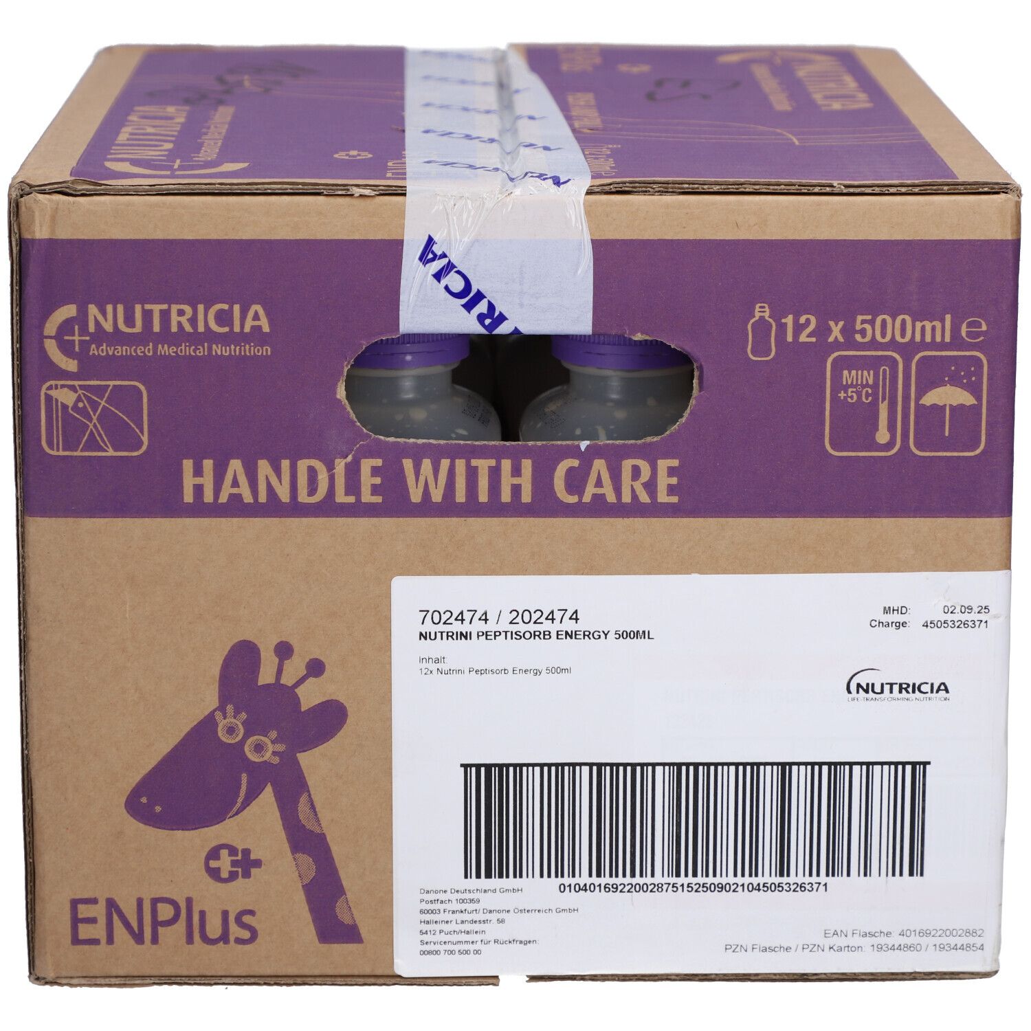 Karton mit 12 Flaschen Trinknahrung. Aufdrucke: Nutricia, Nutrini Peptisorb Energy, ENPlus, „Handle with care“.