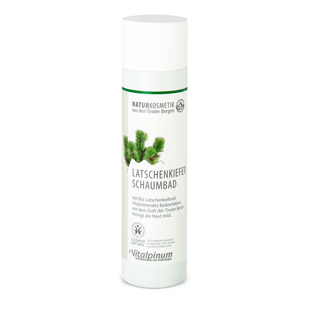 Weiß-grüne Flasche mit Produktbezeichnung: Latschenkiefer Schaumbad. Naturkosmetik-Logo. Vitalpinum-Logo.