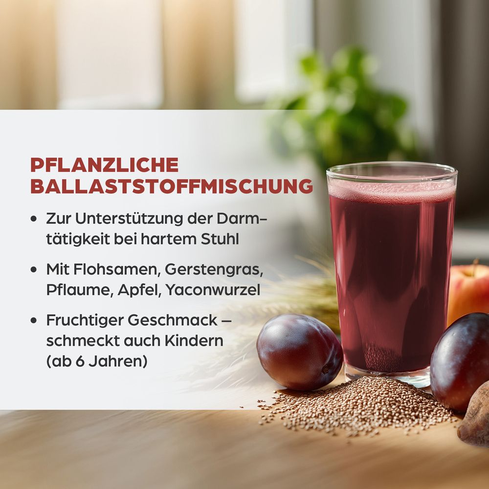 Glas mit roter Flüssigkeit. Pflanzliche Ballaststoffmischung. Mit Flohsamen, Gerstengras, Pflaume, Apfel, Yaconwurzel.