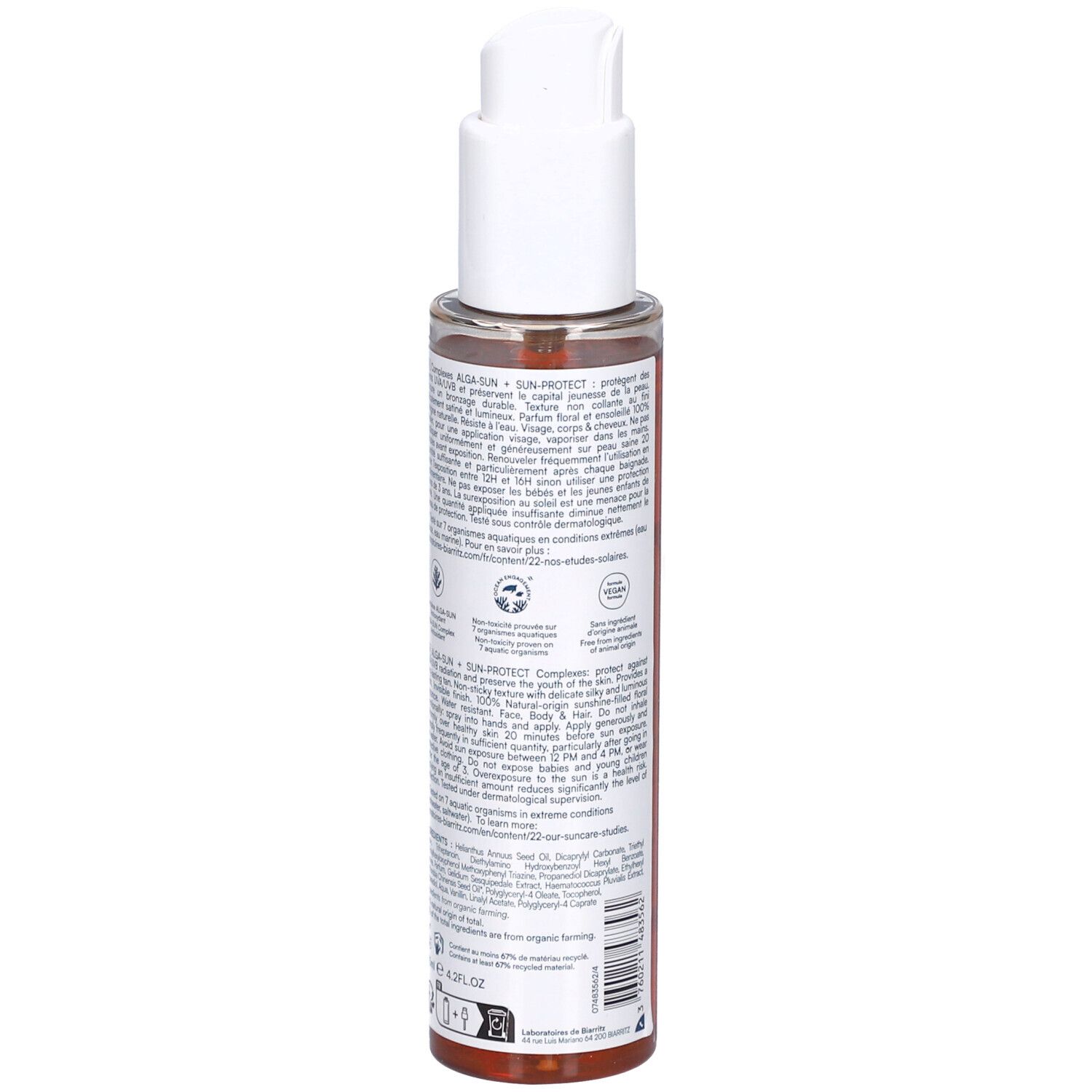 Rückansicht des Sonnenschutzöls. Text auf der Flasche. Transparente Flasche mit roter Flüssigkeit. Weißer Pumpkopf.