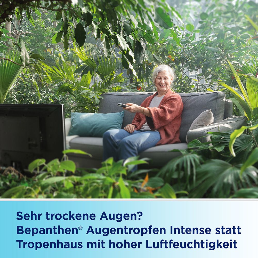 Ältere Frau auf Sofa in Dschungel. Text: Sehr trockene Augen? Bepanthen Augentropfen Intense statt Tropfenhaus.