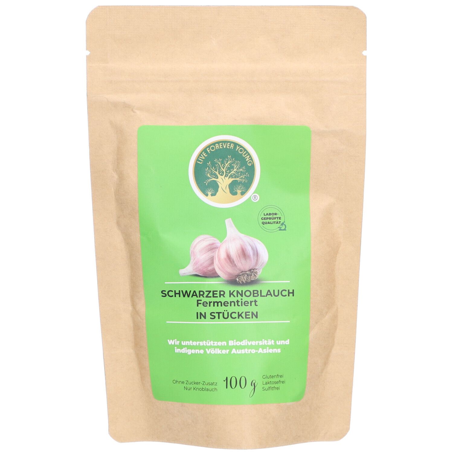 Beutel mit grünem Etikett. Aufschrift: Schwarzer Knoblauch fermentiert in Stücken. Logo: Live Forever Young. 100g.