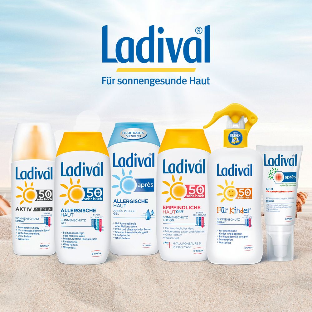 Verschiedene Ladival-Sonnenschutzprodukte. Flaschen und Tuben mit Logos und Texten. Strandhintergrund.