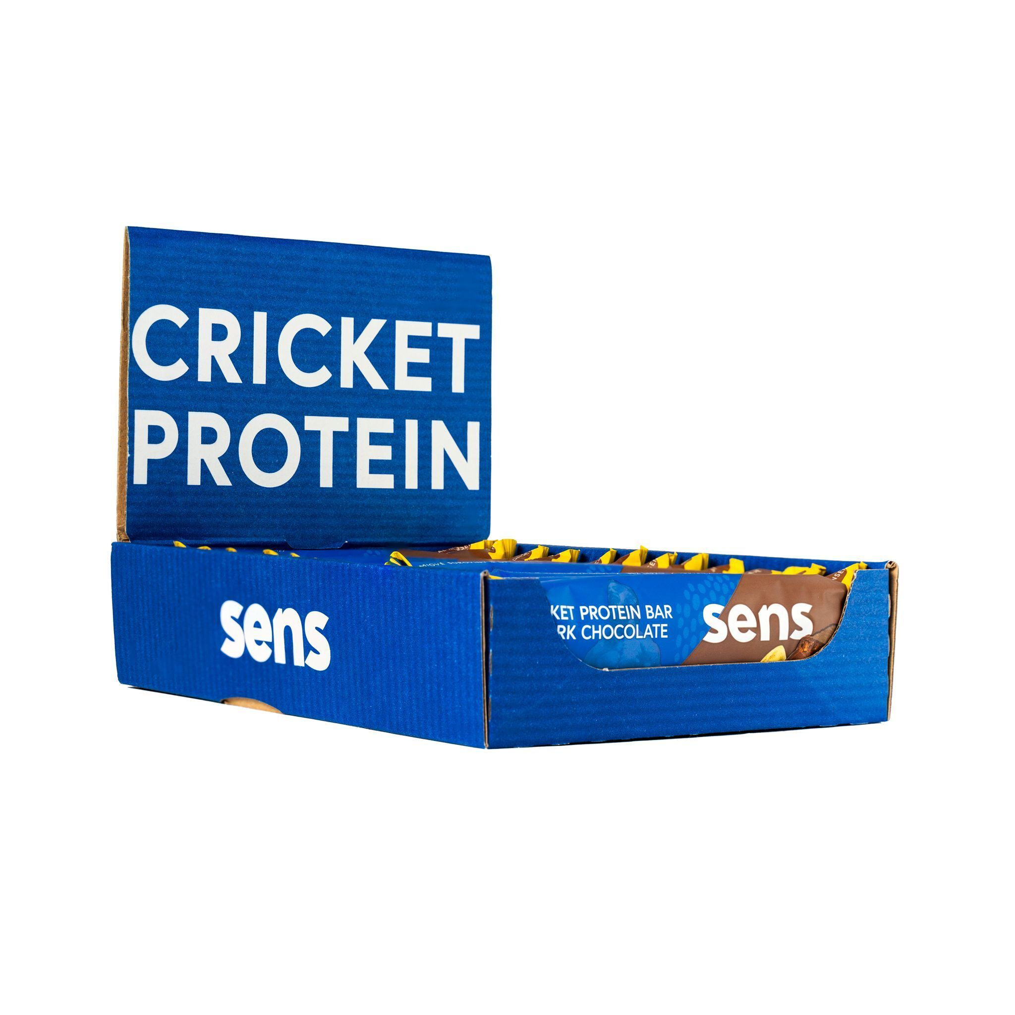 Blauer Karton mit Proteinriegeln. Text: "CRICKET PROTEIN", "sens". Riegel teilweise sichtbar.