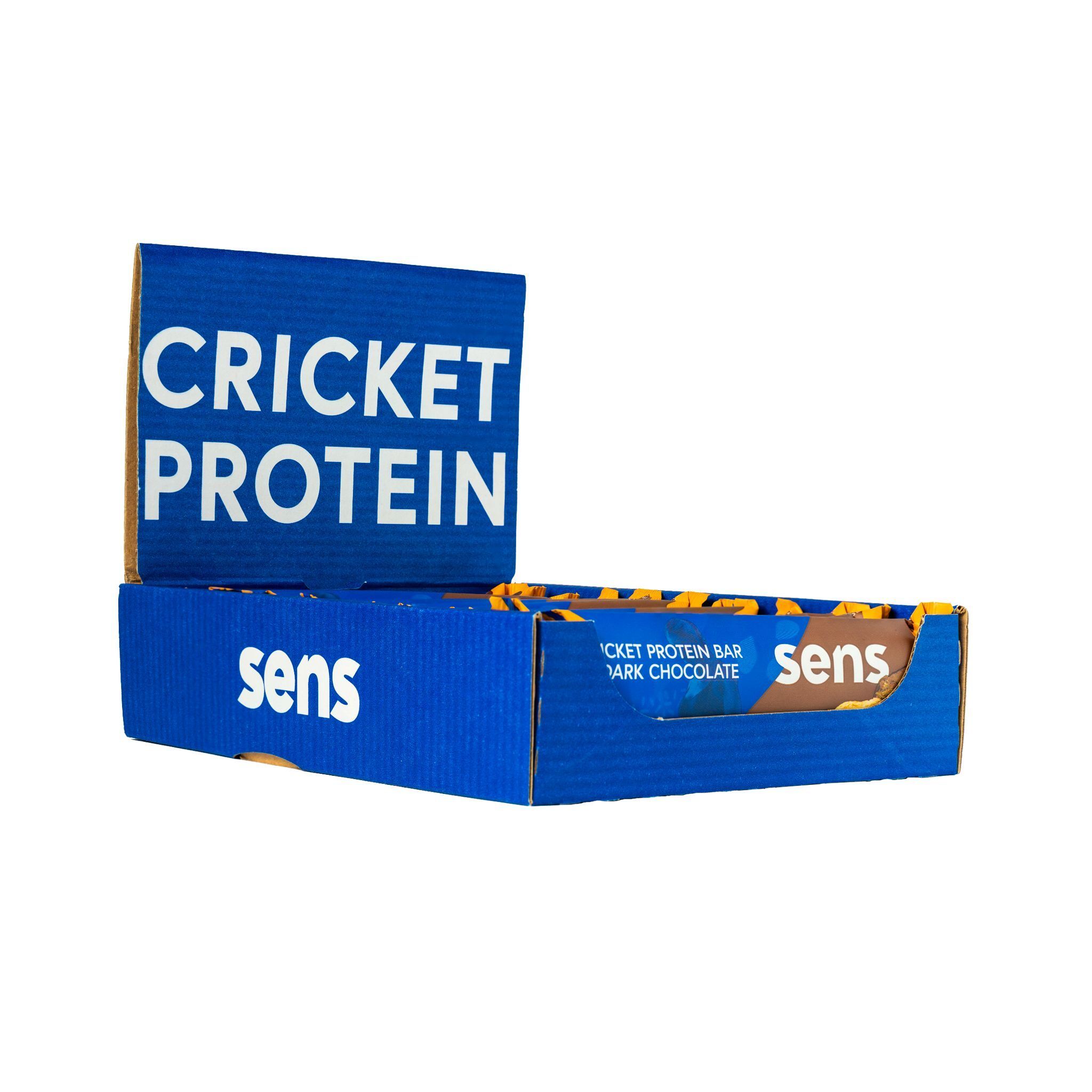 Blauer Karton mit Proteinriegeln. Aufschrift: Cricket Protein, Marke: sens. Teilweise geöffnet, Riegel sichtbar.