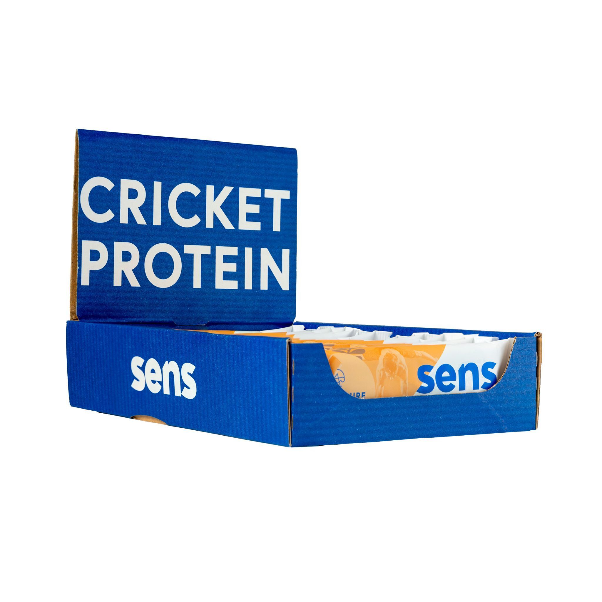 Blauer Karton mit Proteinriegeln. Aufschrift: Cricket Protein, Sens. Teilweise geöffnete Verpackung.