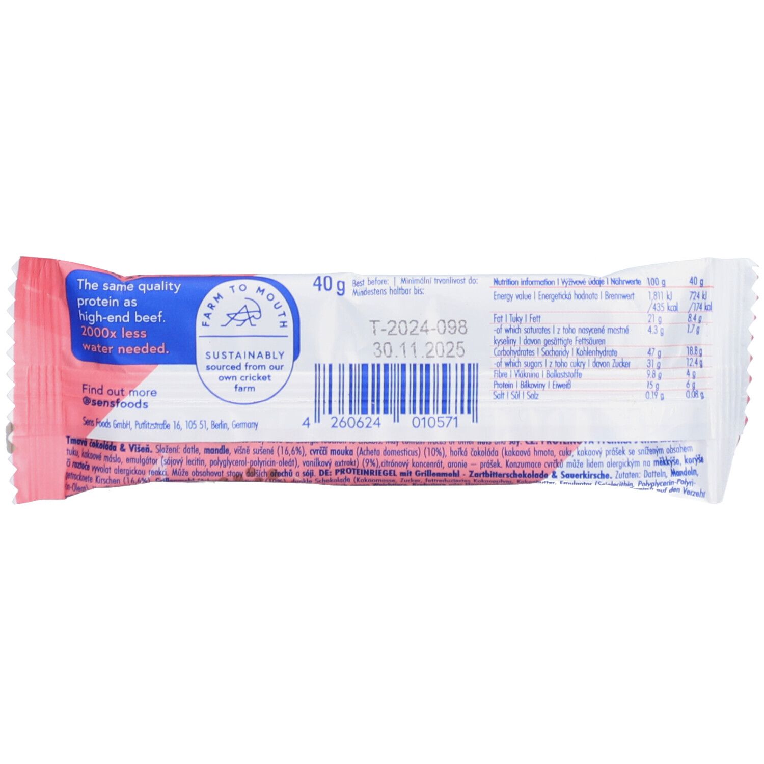 Rückseite der Proteinriegel-Verpackung. Enthält Nährwertangaben, Zutatenliste, Mindesthaltbarkeitsdatum und Barcode. Text in mehreren Sprachen.