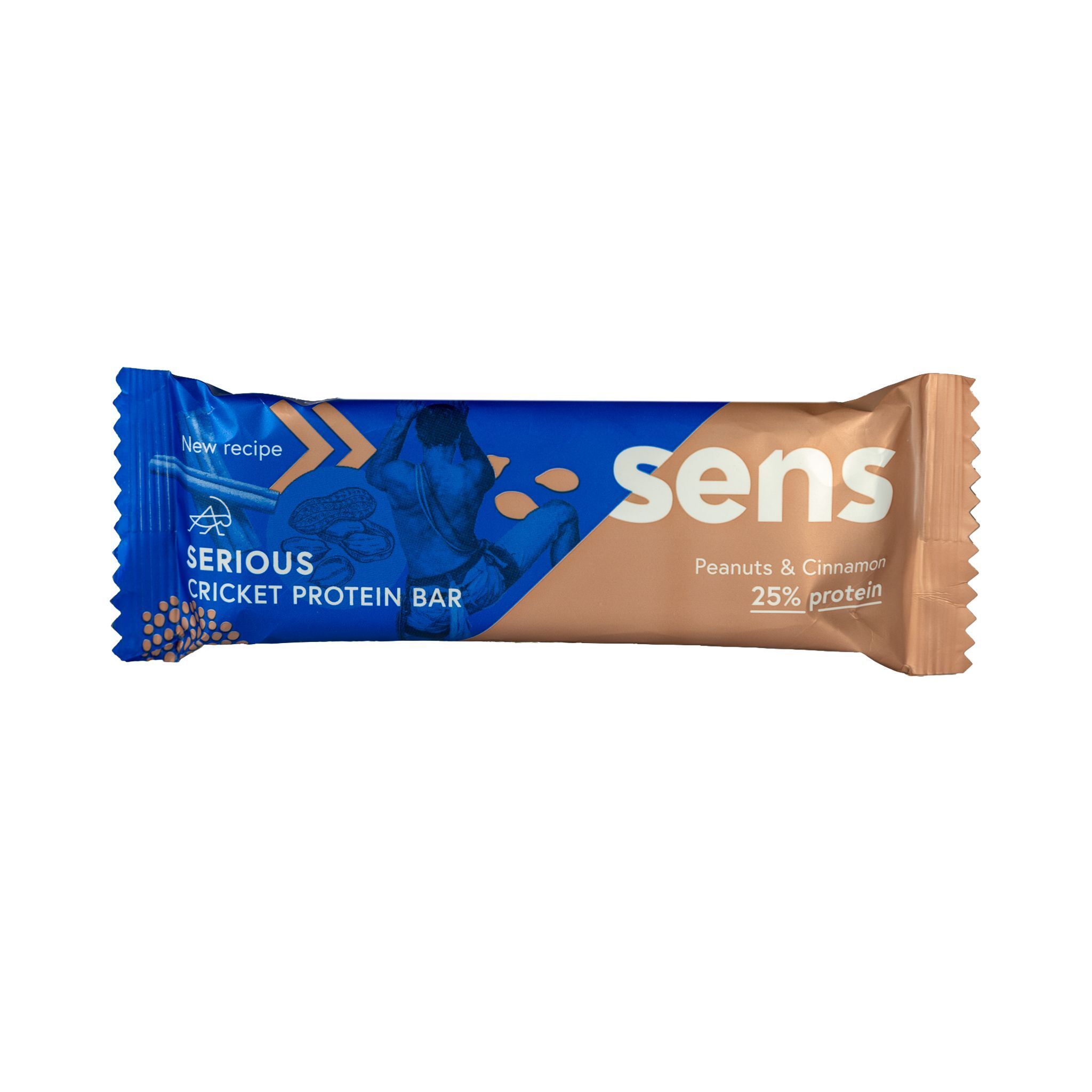 Proteinriegel in blauer und brauner Verpackung. Aufschrift: Sens, Serious Cricket Protein Bar, Erdnussbutter & Zimt, 25% Protein.