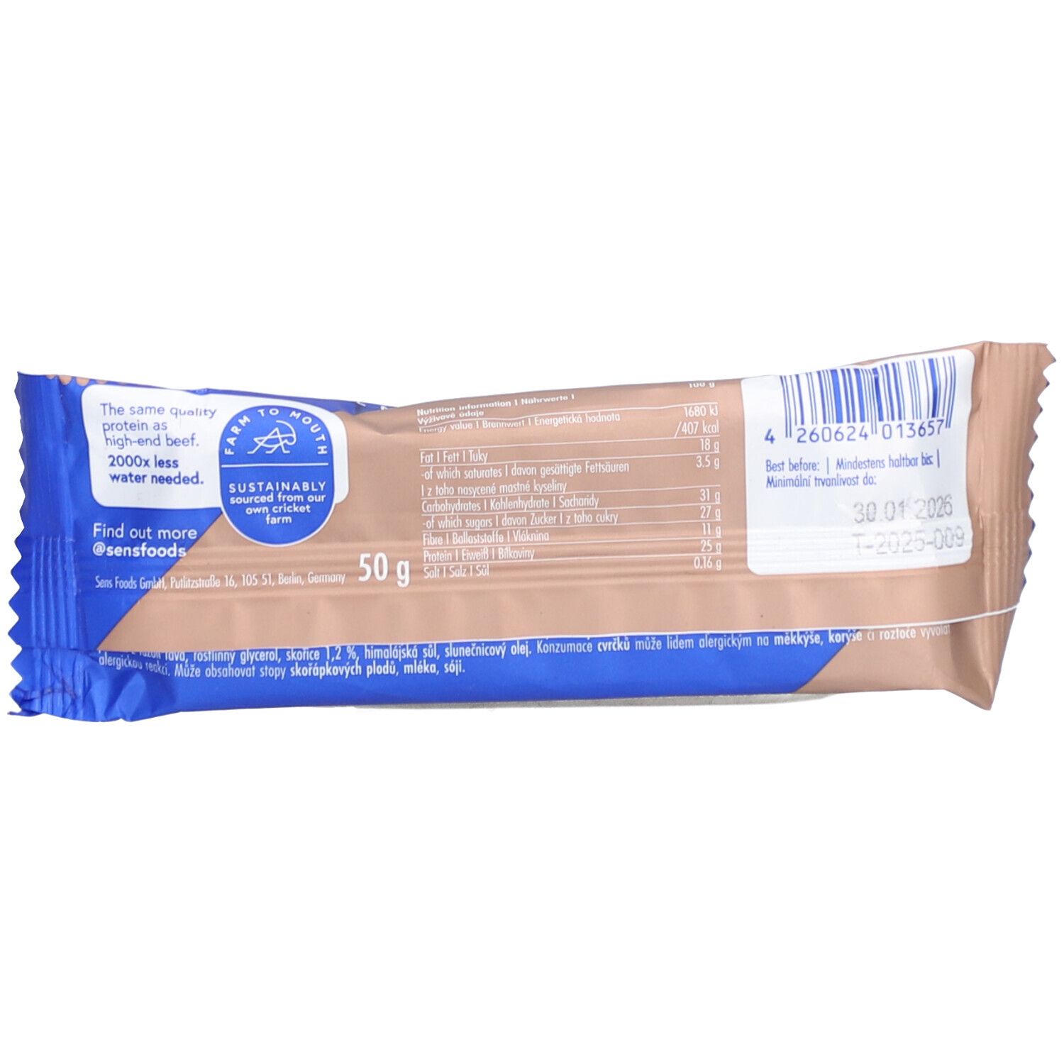 Rückseite der Proteinriegel-Verpackung. Nährwertangaben, "50 g", Mindesthaltbarkeitsdatum, Barcode.