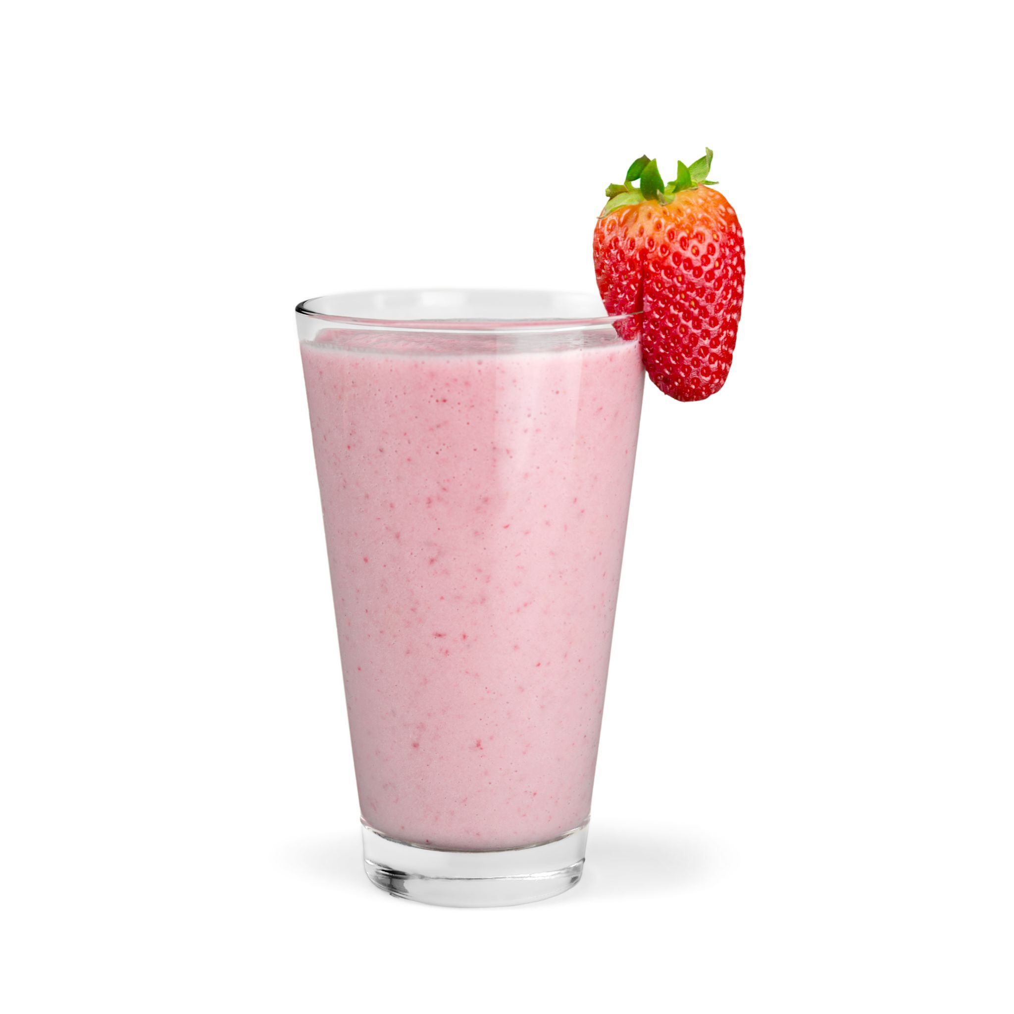Glas mit rosa Proteinshake und Erdbeere. Auf weißem Hintergrund.