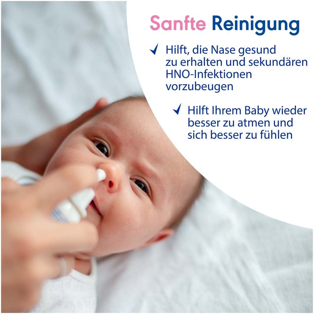 Baby erhält Nasenspray. Sanfte Reinigung. Hilft, die Nase gesund zu erhalten und HNO-Infektionen vorzubeugen.