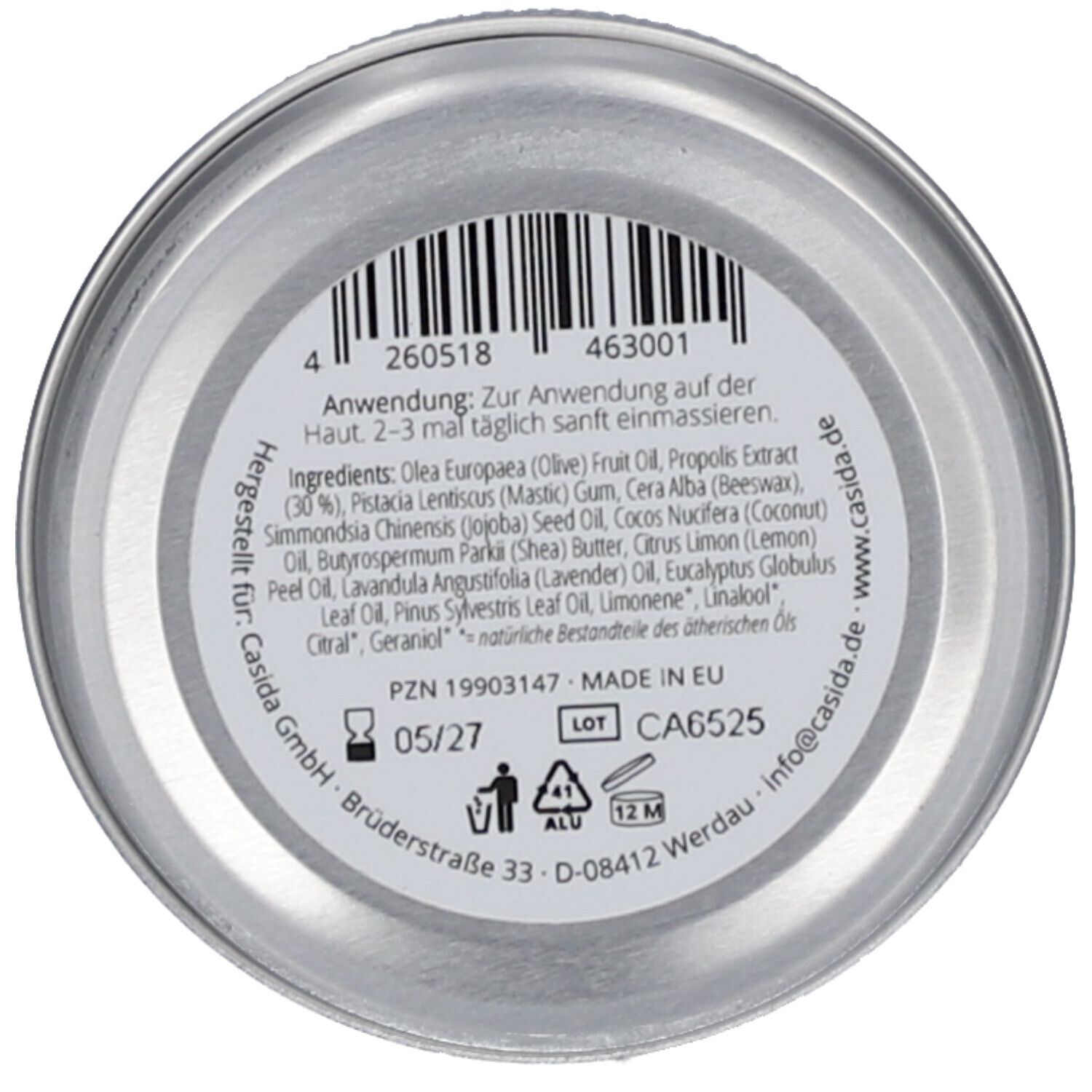 Unterseite der Dose mit Barcode, Inhaltsstoffen und Herstellerinformationen. Text in Deutsch und Englisch. Produktionsdatum und Chargennummer.