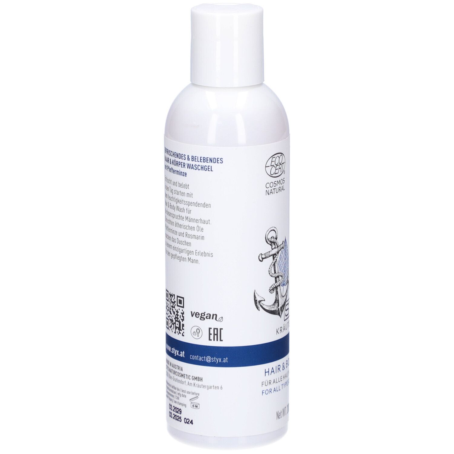 Rückseite der weißen Flasche STYX MEN Hair & Body Wash. Text und QR-Code. Vegan-Siegel. Cosmos Natural Zertifizierung.