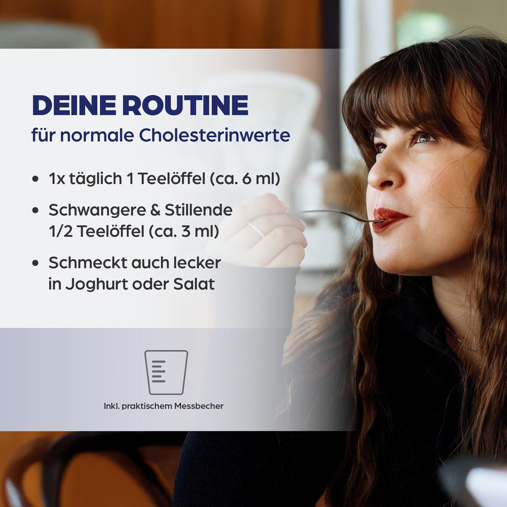Frau trinkt. Text: Deine Routine für normale Cholesterinwerte. Mit Messbecher.