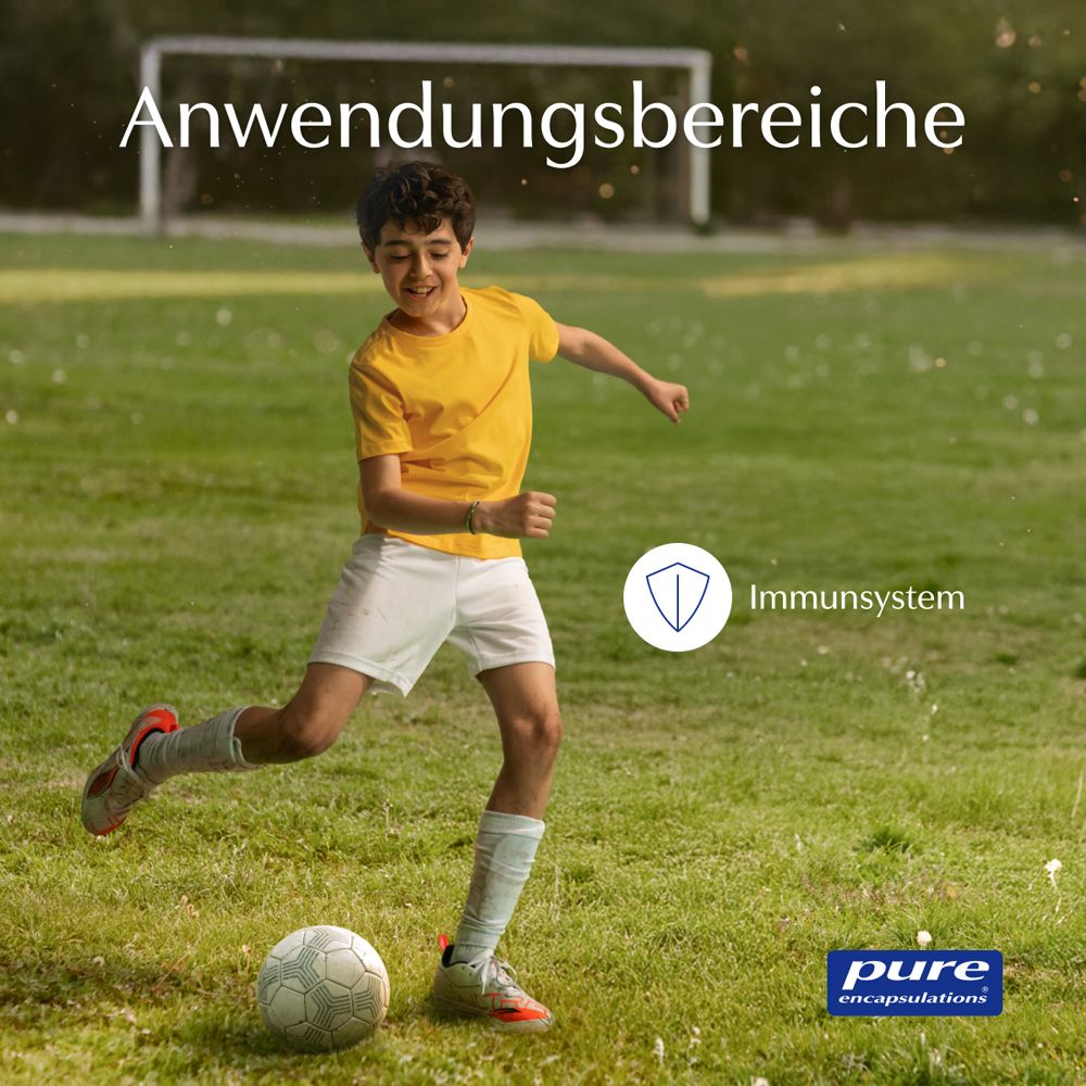 Junge spielt Fußball auf Rasen. Logo "pure encapsulations" unten rechts. Schild mit "Immunsystem".