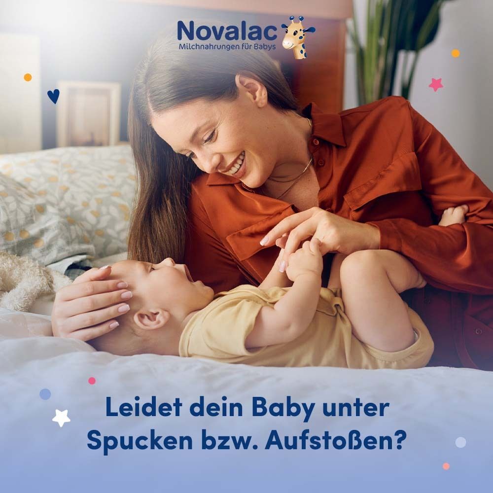 Mutter und Baby auf Bett. Text: Leidet dein Baby unter Spucken bzw. Aufstoßen?