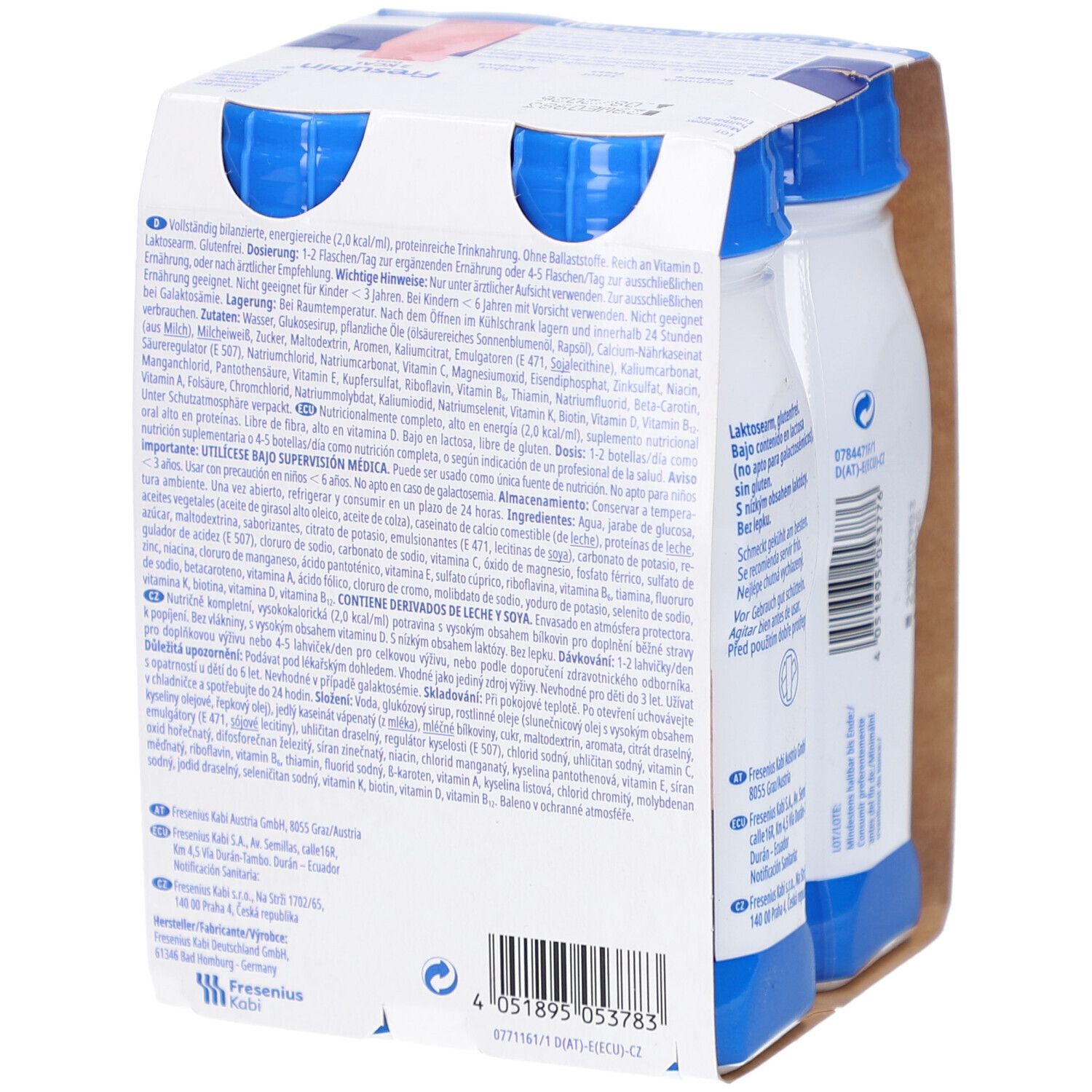 Packung mit vier Flaschen. Rückseite mit Text. Flaschen mit blauem Deckel, weiße Flaschen. Aufdruck: Fresubin 2 kcal Drink.